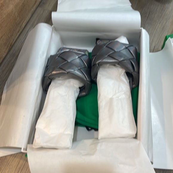 Brand New in Box Bottega Veneta Lido Flat Sandal in Oyster - Picture 5 of 6